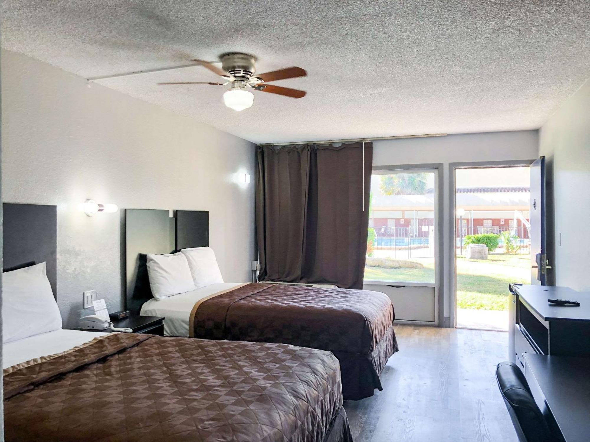 Rodeway Inn Sun City Center Extérieur photo
